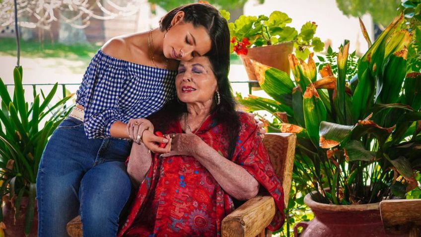 ¡Como un tesoro! Ángela Aguilar conmociona a sus fans al presumir un regalo de abuela