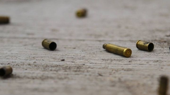 Abandonan el cadáver de un hombre a la orilla de una autopista en Michoacán