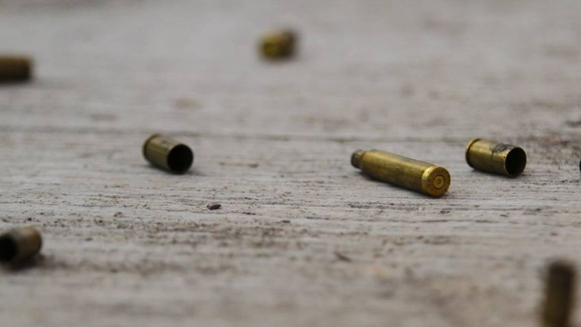 Abandonan el cadáver de un hombre a la orilla de una autopista en Michoacán