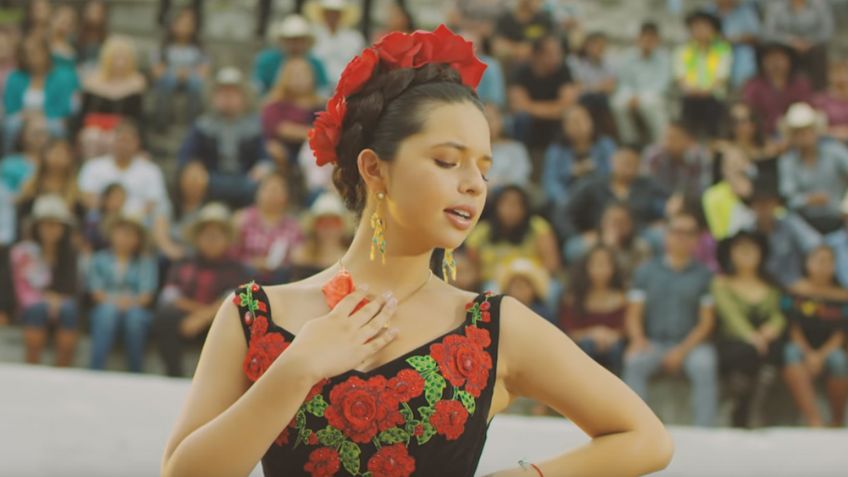 FOTO: Con diminuta cintura, Ángela Aguilar presume su amor a México con encantador vestido
