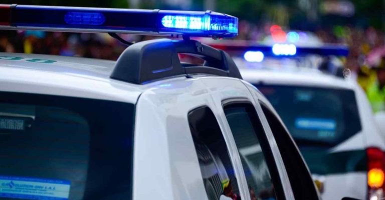 Autoridades llegan al sitio del crimen