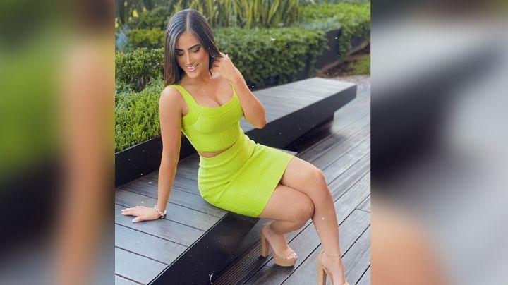En irresistible conjunto, Mariana Yanar alegra más que corazones al presumir pierna