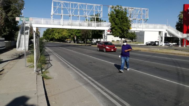 Personas arriesgan su vida al no utilizar puentes peatonales