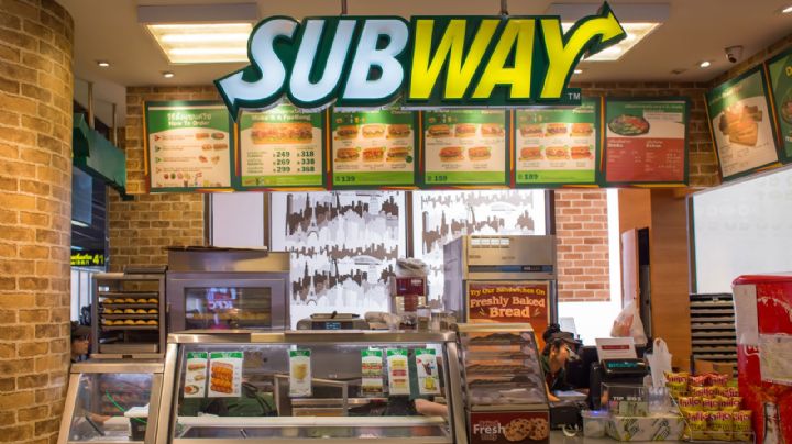 VIDEO: ¡Dulces sueños! Empleada de Subway se duerme mientras prepara un sándwich