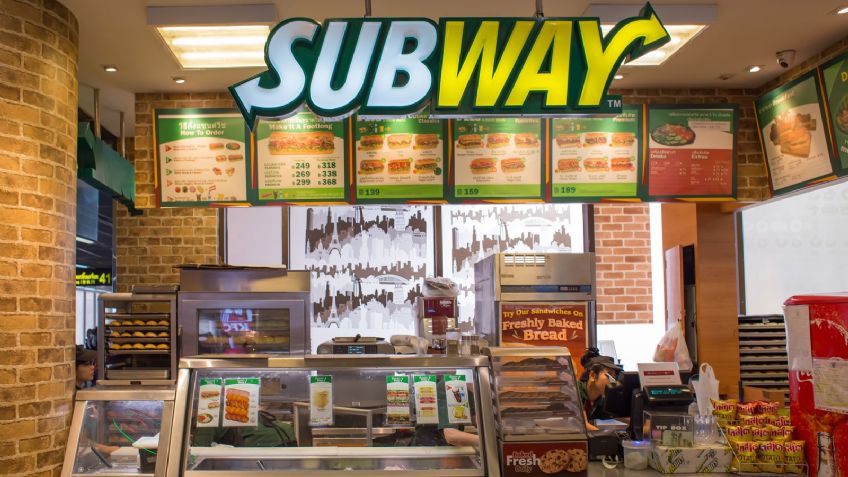 VIDEO: ¡Dulces sueños! Empleada de Subway se duerme mientras prepara un sándwich