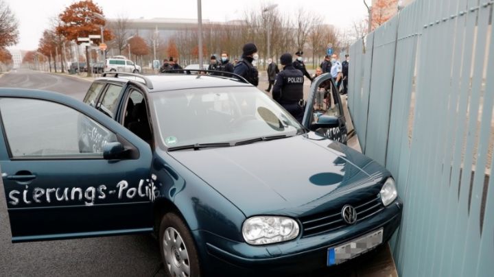 "Malditos asesinos": Hombre estrella un auto en las oficinas de la primer ministra de Alemania, Angela Merkel