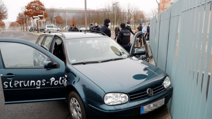 "Malditos asesinos": Hombre estrella un auto en las oficinas de la primer ministra de Alemania, Angela Merkel