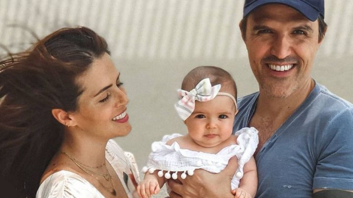 Claudia Álvarez enternece con sesión fotográfica navideña junto a su pequeña familia