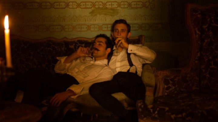 ¡Lamentable! Destrozan publicidad de la película mexicana 'El Baile De Los 41'