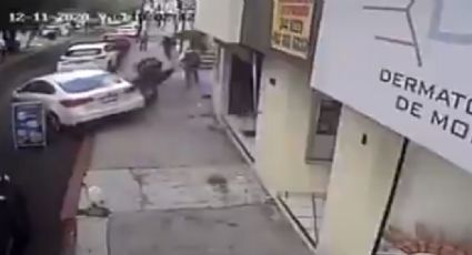 VIDEO: Conductor de automóvil evita ser asaltado y regresa para atropellar a los ladrones