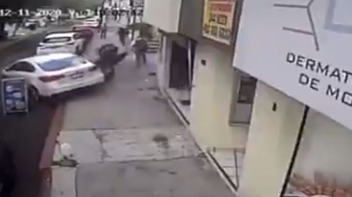 VIDEO: Conductor de automóvil evita ser asaltado y regresa para atropellar a los ladrones