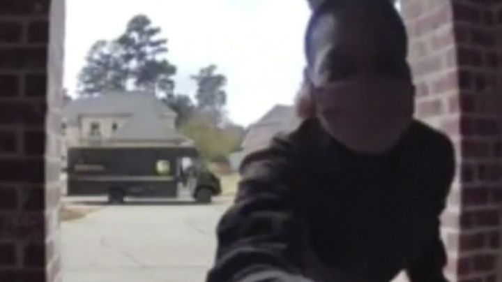 Repartidora se hace viral al ser sorprendida con un regalo en una de sus entregas