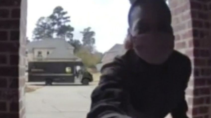 Repartidora se hace viral al ser sorprendida con un regalo en una de sus entregas