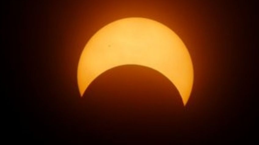 FOTO: Captan el acto insólito de un cometa durante un eclipse total de sol