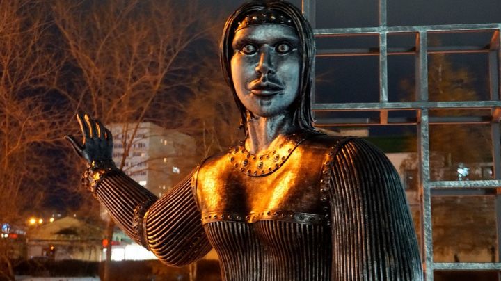 FOTOS: Estatua se viraliza en redes sociales al aterrorizar a ciudadanos rusos