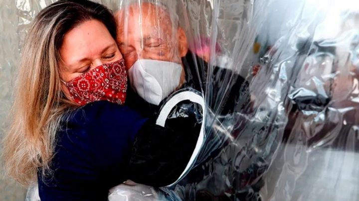 La conmovedora foto de una hija abrazando a su padre con Covid-19, se viraliza en redes