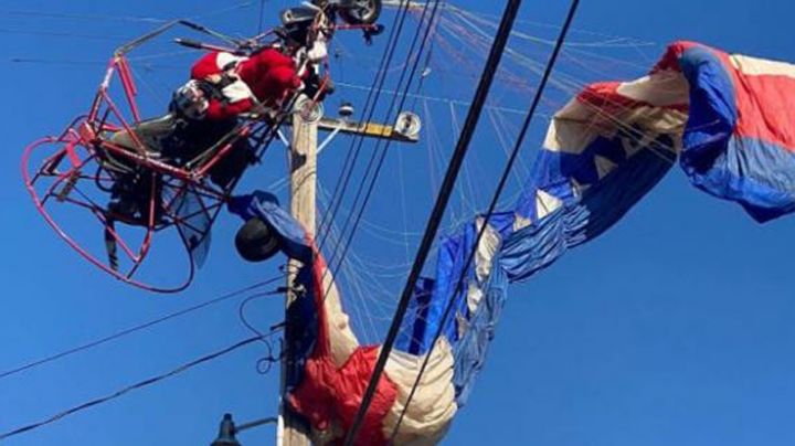 Un intrépido Santa Claus termina tendido en cables eléctricos mientras repartía dulces