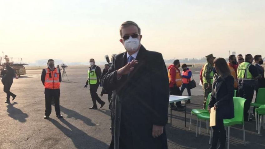 Marcelo Ebrard se presenta en el AICM a minutos de que lleguen las vacunas contra Covid-19