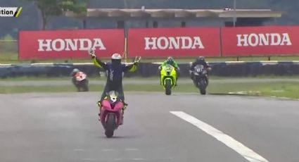 VIDEO: Motociclista pierde una carrera por celebrar antes de tiempo