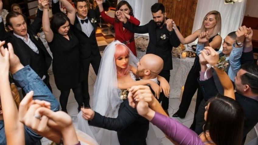 Hombre pasará la Navidad sin su esposa; se casó con una muñeca inflable y se rompió