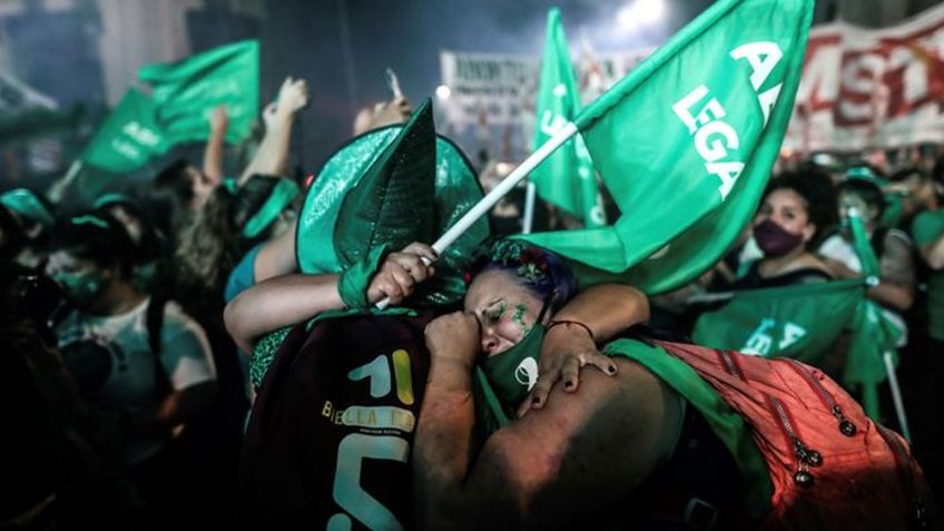 Argentina aprueba el aborto legal y seguro; feministas de todo el mundo festejan