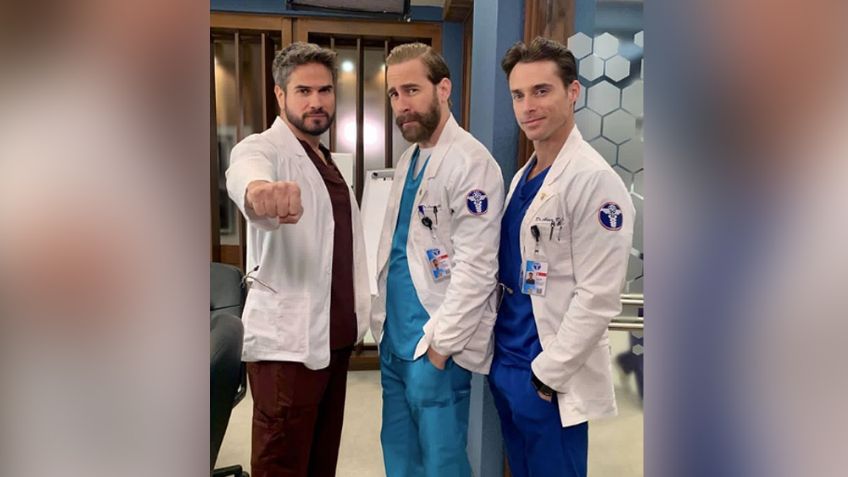 Carlos de la Mota al desnudo; posa desde la cama con solo un par de libros