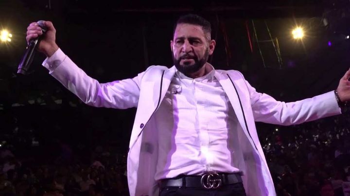 ¡Le roban el show! Artista de narcocorridos sube al escenario con cantante del regional mexicano