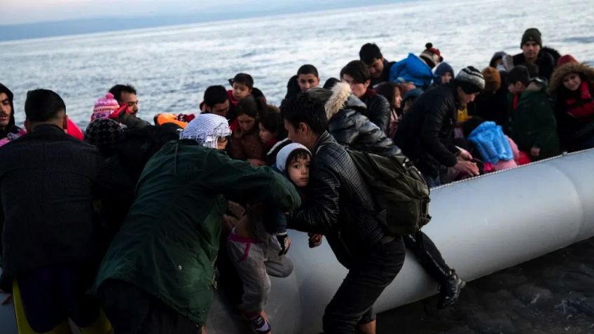 Niño muere cuando la Guardia Costera de Grecia voltea bote lleno de refugiados