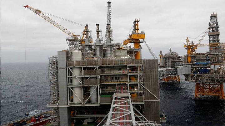 OPEP acuerda bajar la producción de petróleo en casi 10 millones de barriles diarios