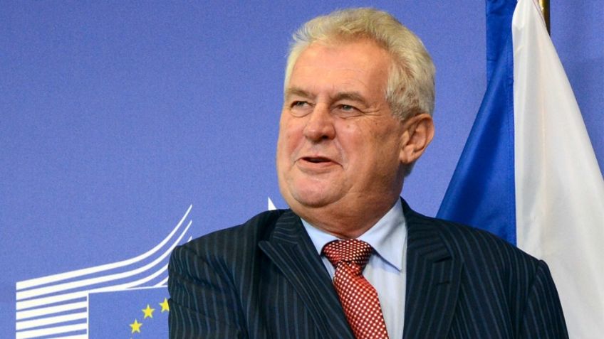 "Creo que las fronteras deberían estar un año cerradas": Milos Zeman