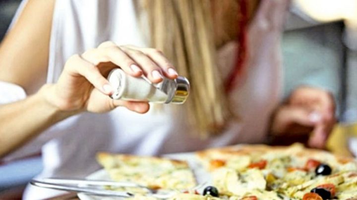 ¿Le pones mucha sal a tu comida? Ten cuidado, tu sistema inmunológico se vería afectado