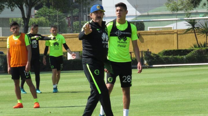 Edson Álvarez dedica tierna despedia a Ricardo La Volpe por su retiro como DT