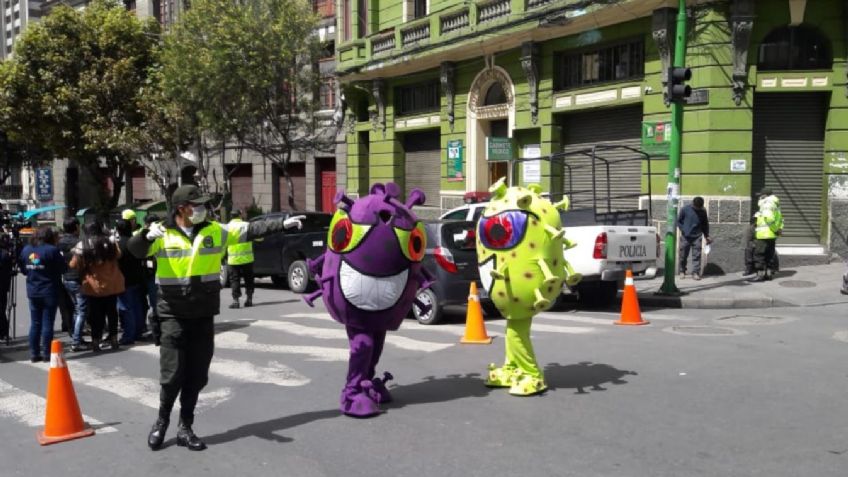 Policias usan disfraz de Covid-19 para hacer que la gente se quede en casa