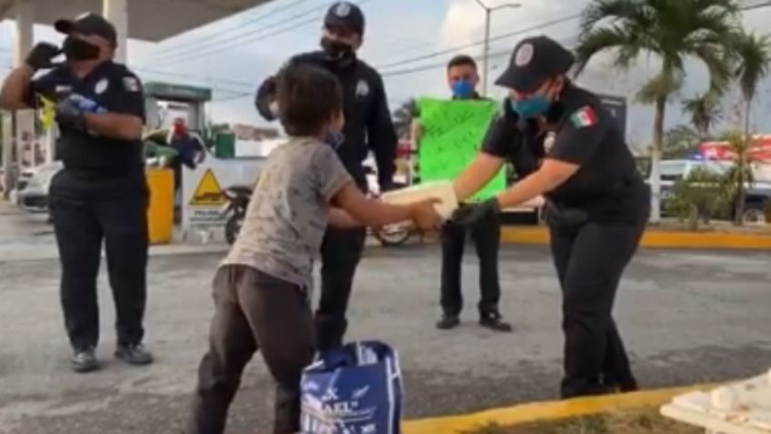 VIDEO: El bonito gesto de policias con pequeño indigente por el Día del Niño