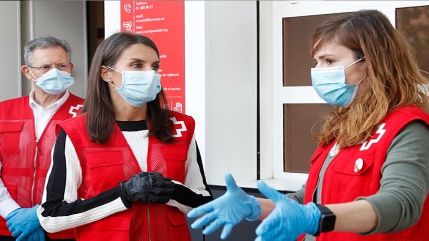 La reina Letizia se convierte en una voluntaria de Cruz Roja y conoce la organización
