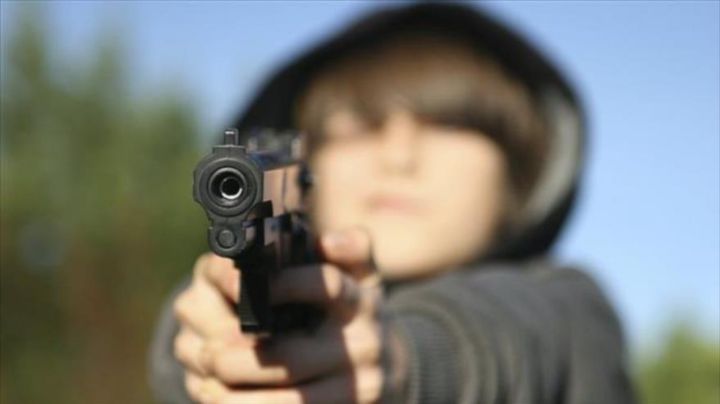 Juego trágico: Niño mata a su hermano al dispararle con un arma 'de juguete'