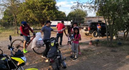 Ciclistas de Navojoa recorren comunidades para regalar dulces a los niños