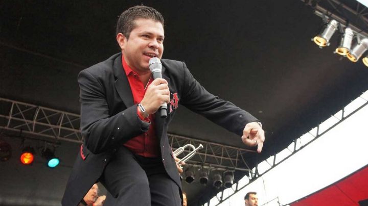 ¿Perdió la voz? Tunden a cantante de banda por 'desafinar' junto a El Recodo: "Qué feo canta"