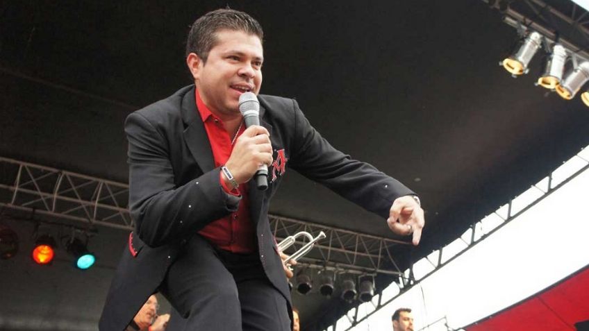 ¿Perdió la voz? Tunden a cantante de banda por 'desafinar' junto a El Recodo: "Qué feo canta"