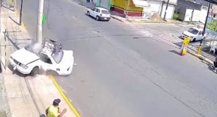 VIDEO: Taxista se estrella contra un poste y casi parte la unidad por la mitad