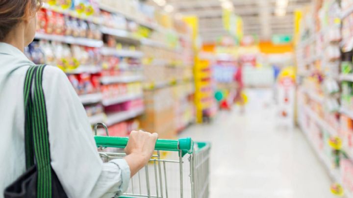 VIDEO: Clientes enfurecidos echan a una mujer del super por no traer cubrebocas