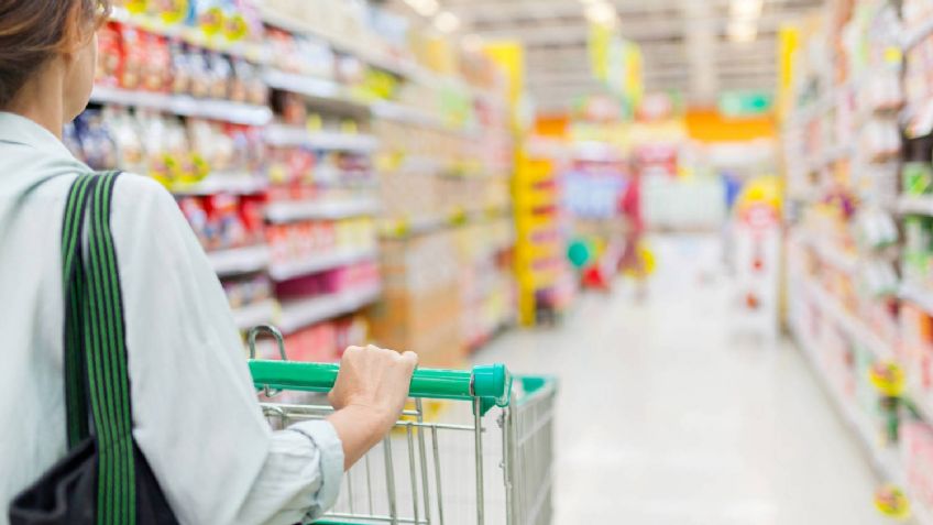 VIDEO: Clientes enfurecidos echan a una mujer del super por no traer cubrebocas