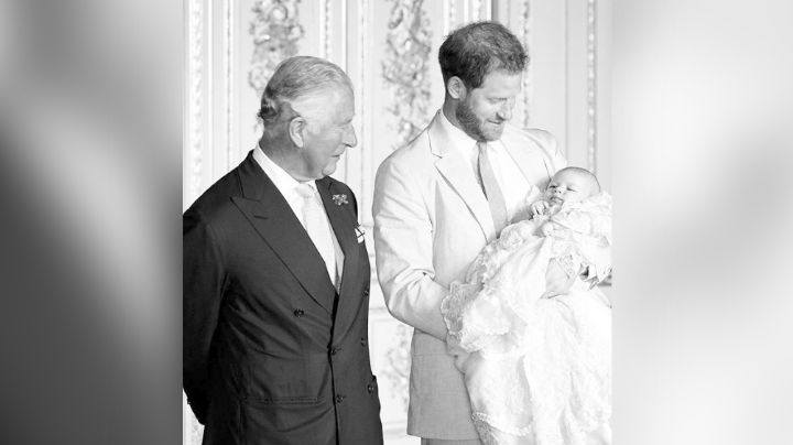 Príncipe Carlos enternece Instagram al lado de Harry y Archie en su bautizo