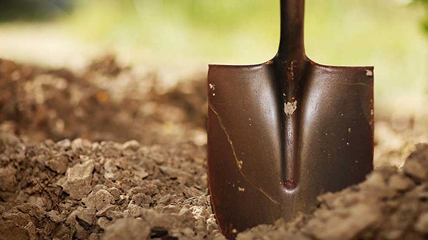 ¡Tétrica despedida! Jóvenes alcoholizados exhuman y abren ataúd para abrazar a su familiar