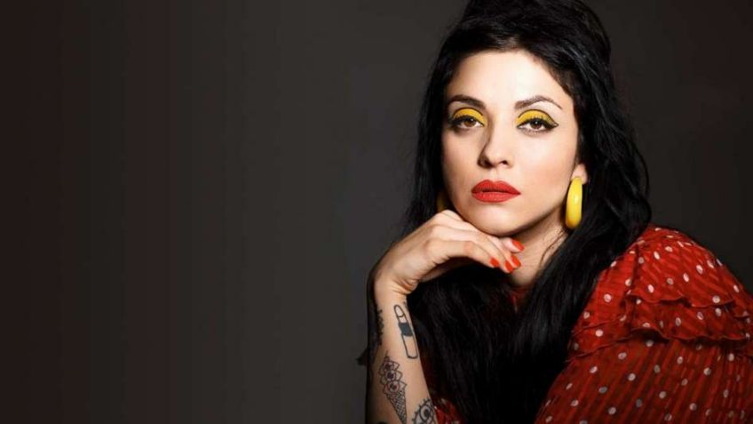 Acompañada de un sexy labial rojo, Mon Laferte celebra su cumpleaños