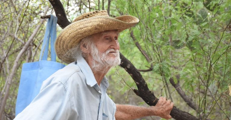 Tiene 80 años y vive solo en el monte