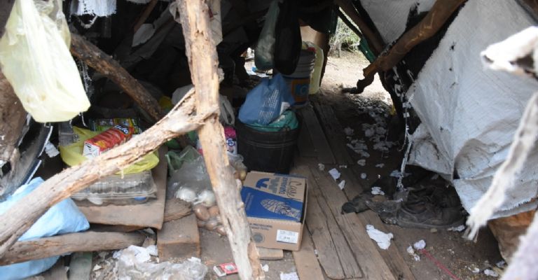 La cama de tablas de don Ramón en el piso de tierra