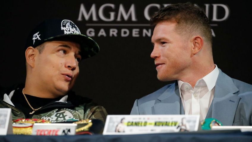 Entrenador de 'Canelo' muestra su corazón de campeón al repartir despensas