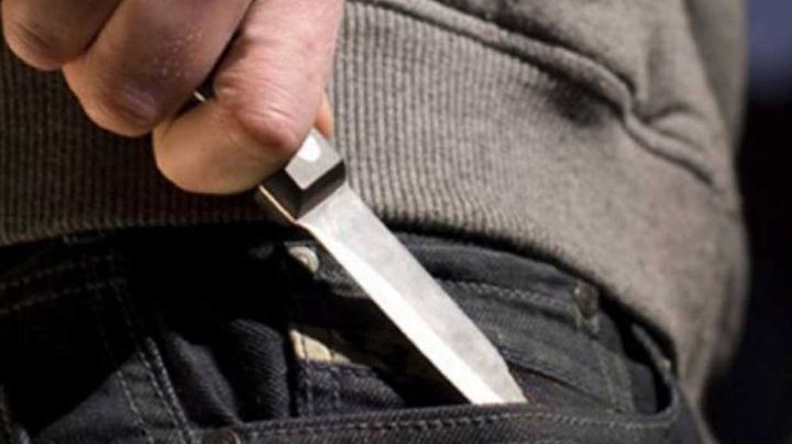 Hombre irrumpe en una primaria y apuñala a un maestro frente a sus alumnos