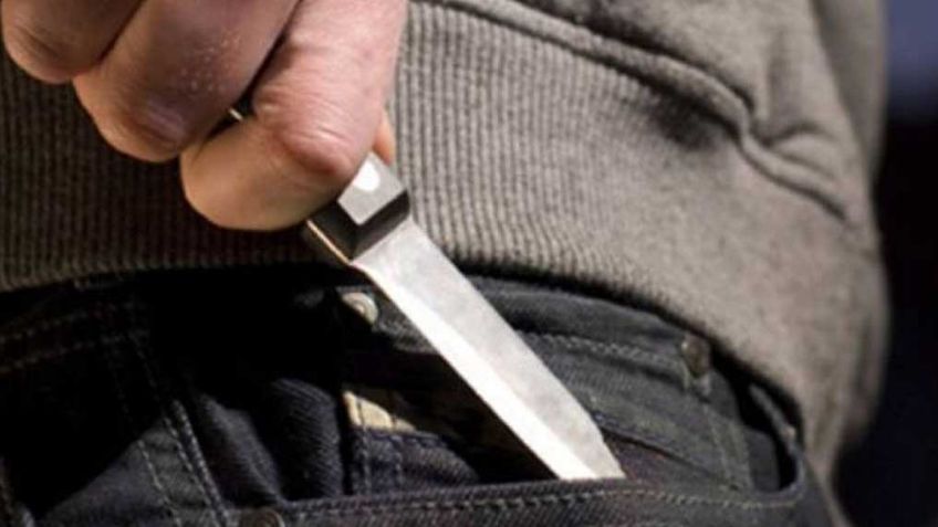 Hombre irrumpe en una primaria y apuñala a un maestro frente a sus alumnos